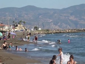 Petrol atıklarına rağmen yüzen vatandaştan ilginç cevap