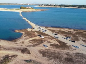 Barajın suları çekildi, adaya yürüyerek gittiler