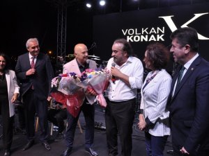 Bozüyük’te on binlerce vatandaş Volkan Konak konserinde coştu