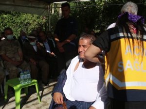 Türkücü Aydın Aydın aşıya dikkat çekmek için düğünün ortasında aşı oldu