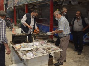 Tavşanlı’da balık satışları mangalda balık ikramı ile başladı
