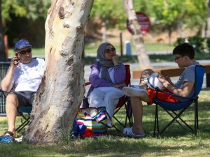 Ormanlık alanlara giriş ve mangal yasağı uzatılınca, masasını kapan Konyaaltı Sahili’ne koştu