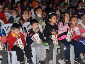 Çocuklar açık havada sinema keyfi yaşadı