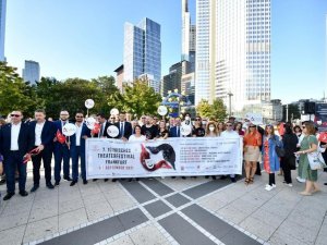 Frankfurt’ta, "Göçün 60’ıncı Yılı Korteji" kapsamında sokaklar kırmızı beyaza büründü