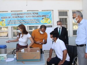 Öğretmen ve veliler okulda aşıya ikna edildi