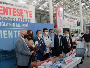 Üniversite öğrencileri karanfillerle karşılandı