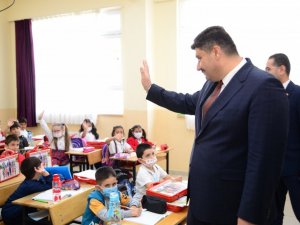 Kahramankazan Belediye Başkanı Oğuz’dan eğitim hayatına başlayan miniklere sürpriz