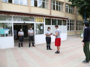Gazi Üniversitesi’nde hazırlık muafiyet sınavı salgın tedbirlerine uyularak yüz yüze gerçekleştirildi