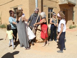 Sanatçıların köyünde yarı gerçeksi heykel “mola”nın açılışı yapıldı