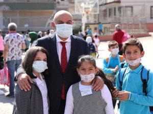 Keçiören Belediye Başkanı Altınok, eğitim gördüğü okulları ziyaret etti