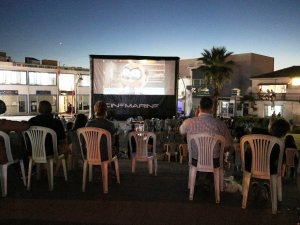 Yanan köyün meydanında çocuklar için sinema kuruldu