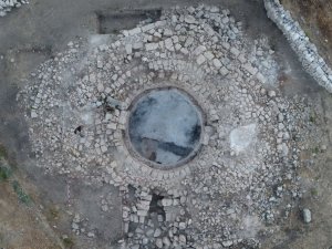 Aratos’un anıt mezarı ağır bir soygun geçirmiş