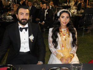 Bin 500 kişilik düğünde yeni evli çifte 2 milyon lira ve 4 kilo altın takıldı