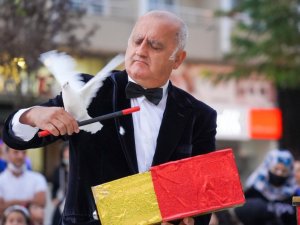 İllüzyon gösterisi çocukların ilgisini çekti