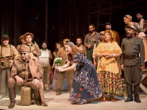 Açık hava yaz oyunlarında bu hafta; “Totlar” sanatseverlerle buluşuyor