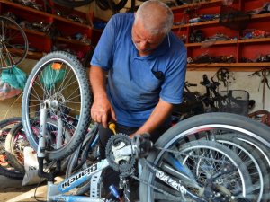 Yarım asırdır bisikletlere hayat veriyor