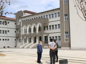 Müdür Başyiğit, okul inşaatında incelemelerde bulundu