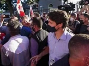 Kanada Başbakanı Trudeau’ya seçim ziyaretinde taşlı saldırı