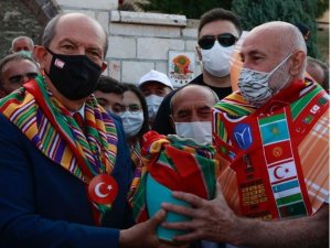 KKTC Cumhurbaşkanı Tatar’dan aldıkları toprak ve sancağı Söğüt’e getirecekler