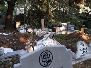 Fırtınanın devirdiği ağaçlar mezarlara zarar verdi