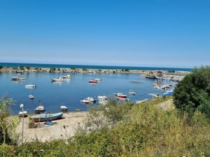 Fırtınanın getirdiği kum yüzünden balıkçı tekneleri limana yanaşamıyor