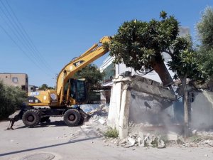 Akdeniz’de metruk binaların yıkımı sürüyor