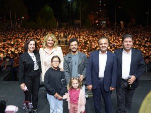 Milletvekili Tüzün ve Başkan Şahin, Buray konserinde çocuklarla sahneye çıktı