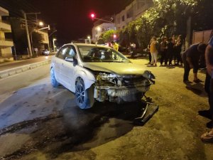 Kontrolden çıkan otomobil 2 evin bahçe duvarına çarptı: 1 yaralı