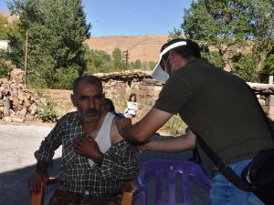 Kadın sağlık personeli camiye girerek hoparlörden aşı anonsu yaptı