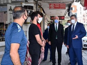 Vali Yılmaz esnafı ziyaret edip "Aşıları olduk mu" diye sordu