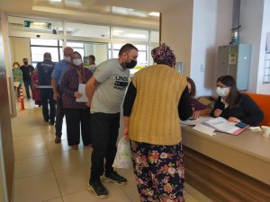 PCR kararının ardından aşı yaptırmak için hastaneye akın ettiler