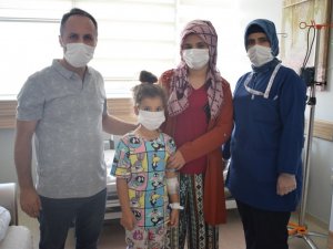 Küçük kız böbrek taşlarından PNL operasyonu ile kurtuldu.