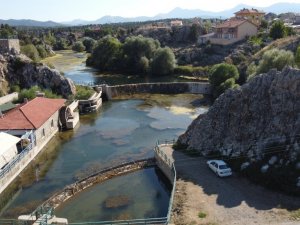 Konya’daki Adaköy Pınarı ve baraj göleti kurumaya yüz tuttu, yüzeyi yosunlarla kaplandı