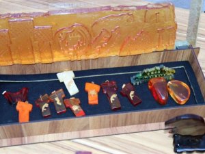 Göbeklitepe ve Balıklıgöl figürleri kehribara işleniyor