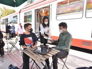 Konya’da tramvaylarda kitap sürprizi