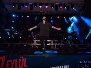 Kuşadası’nda Kurtuluş Günü kutlamalarına Berkay damga vurdu