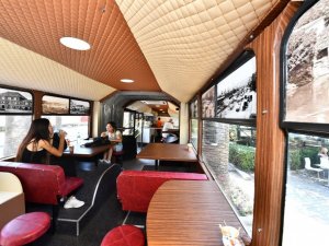 İzmir’in eski otobüsleri hurda değil kafe oluyor