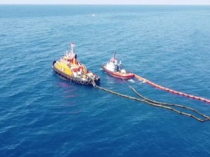 Samandağ’da denizde ve karada petrol temizliği sürüyor