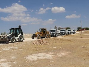 Karaköprü kırsalında yollar çamur ve tozdan kurtarılıyor