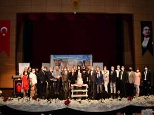 Meslekte 30 ve 40. yılını dolduran sağlıkçılara plaket