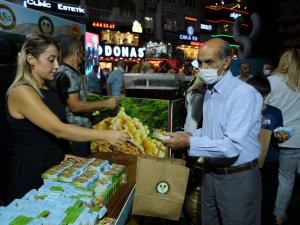 Ticaret Borsası’ndan Manisalılara üzüm ve şıra ikramı
