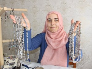 Gözyaşı Otu tanelerini sanata dönüştürüyor