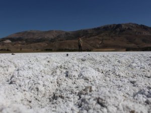 Kuruyan gölde oluşan tuz tabakası kış manzarası oluşturdu