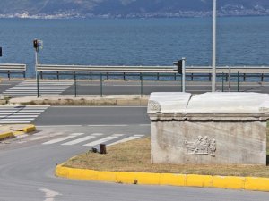 Asırlardır hem yoldan hem de denizden geçenleri selamlıyor