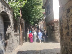 ’Gönülden gönüle bir yol’ projesi kapsamında 40 kadınla Diyarbakır gezisi düzenlendi