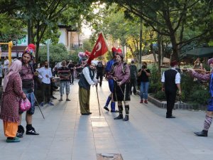 Manisa’da kurtuluş günü etkinliklerinde tiyatro sürprizi