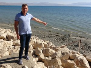 Van Gölü’nde su çekilince ölçü direği karada kaldı