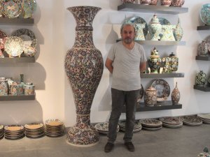 Tam 210 santimetre boyunda çini vazo imal etti