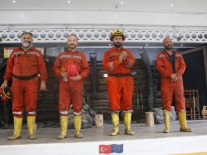 Madenlerdeki iş kazalarına tiyatro ile dikkat çektiler