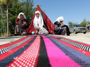 Eski elbiselerden sökülen ipler, Kırgız kadınlarının maharetli ellerinde halı ve kilime dönüşüyor